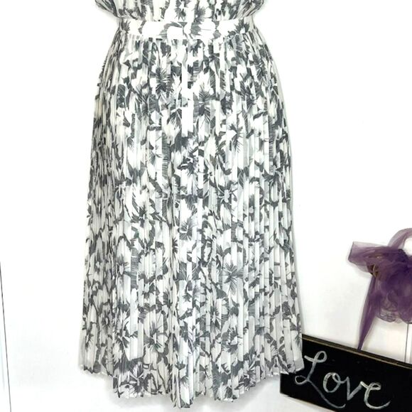 BANANA REPUBLIC FLORAL PLEATED CHIFFON OCCAISION DRESS PETITE SIZE 4 - Picture 7 of 13